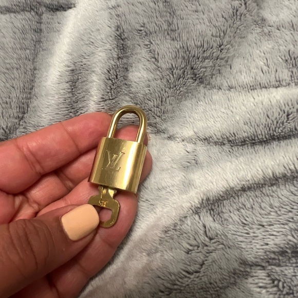 LV lock & key- Shiny - Picture 6 of 6